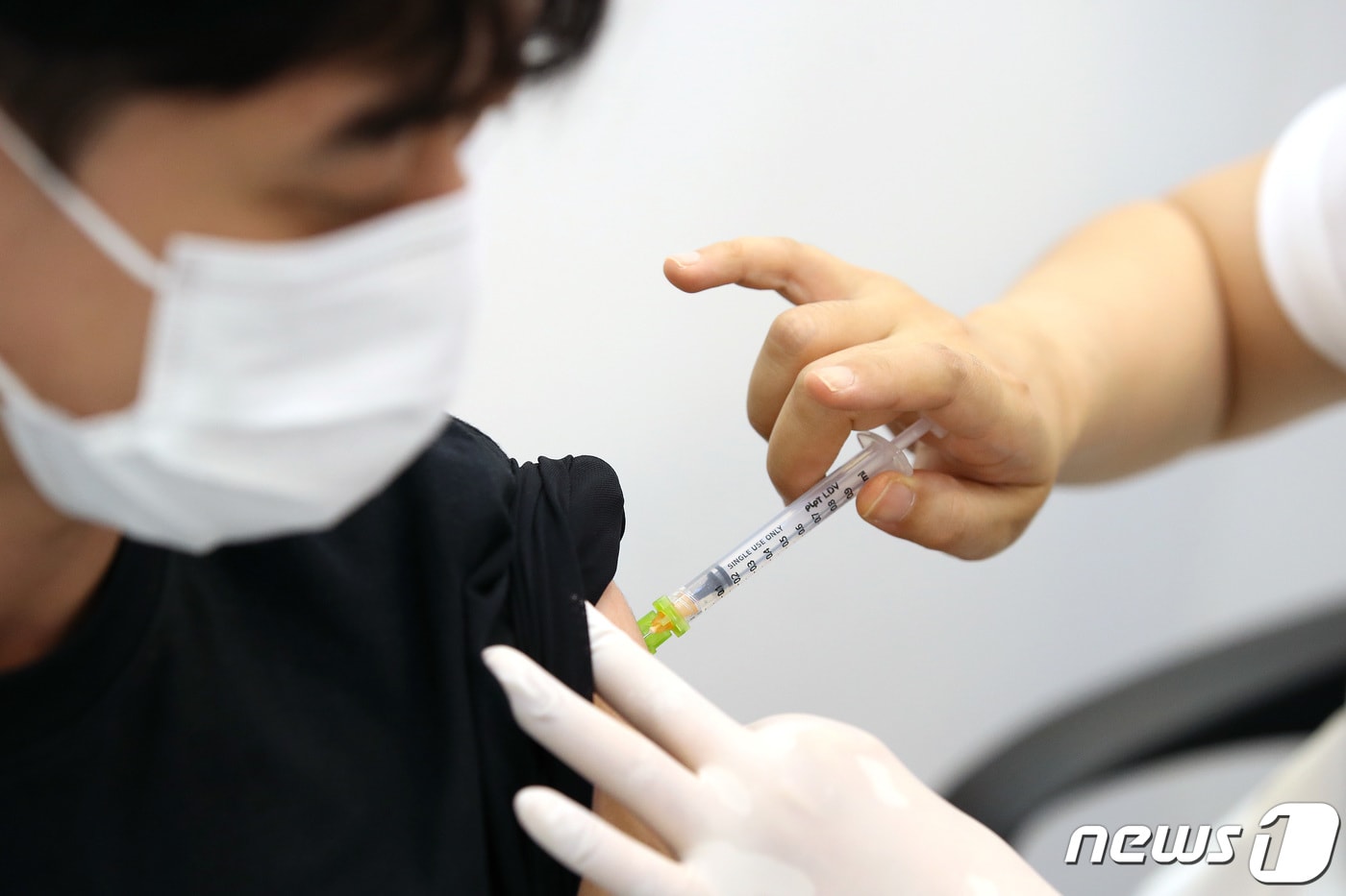 범정부 백신도입 TF는 화이자 백신 70만회분을 7월에 공급받고, 이를 9월부터 11월까지 순차적으로 반환하는 백신 교환 협약을 체결했다. 해당 백신은 오는 7일 오전 7시15분 인천공항에 도착할 예정으로, 정부는 신속하게 통관 및 긴급사용승인을 통해 오는 13일부터 예방접종에 활용할 예정이다. 2021.7.6/뉴스1 ⓒ News1 임세영 기자