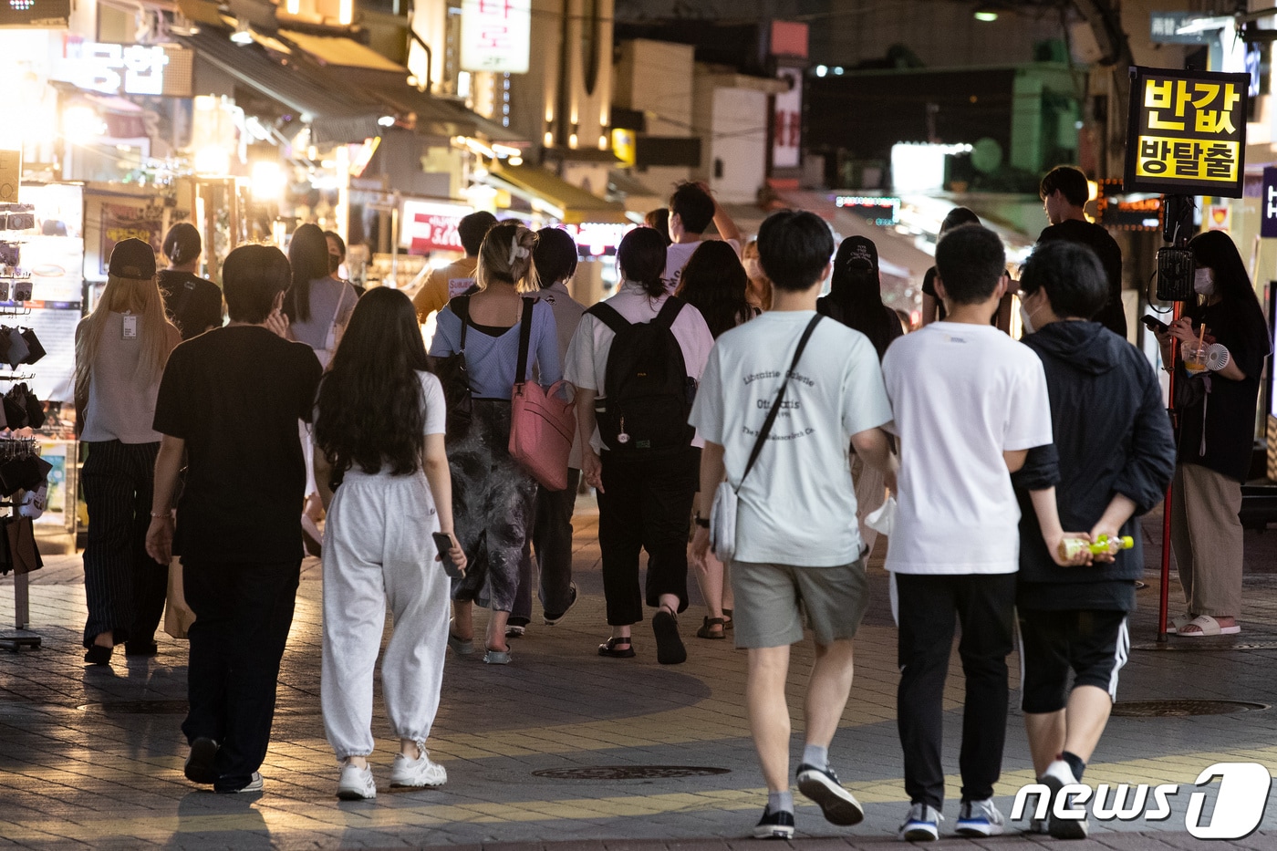 지난 7월6일 밤 서울 홍대 앞 거리가 시민들로 붐비고 있다. 2021.7.6/뉴스1 ⓒ News1 유승관 기자