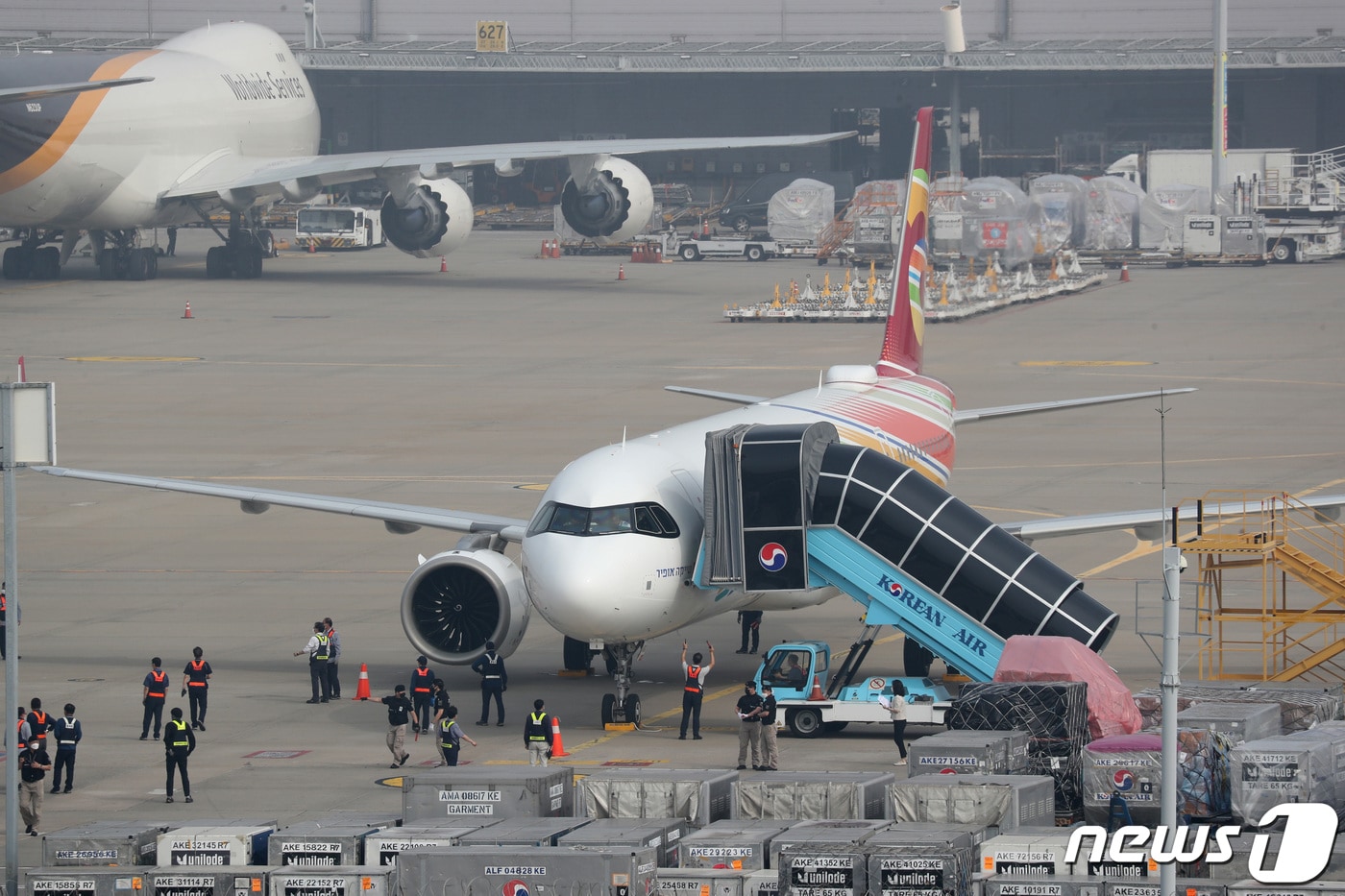 이스라엘과 백신 교환을 통해 조기 공급되는 화이자 백신 70만회분이 7일 인천국제공항 화물터미널에 도착하고 있다. 정부는 해당 백신이 최근 팔레스타인에서 이스라엘로 반환된 백신이 아니냐는 지적에 대해 "다른 백신＂이라고 일축했다. 또 폐기하려던 백신을 공급하는 것 아니냐는 지적에도 ＂한 달 정도 유효기간이 남아 품질에 문제없다＂고 답했다. 정부는 7월에 받은 화이자 백신 물량을 9월부터 11월까지 이스라엘에 순차적으로 반환할 예정이다. 이번 백신은 13일부터 서울·경기 지역 지방자치단체 자율 접종과 어린이집, 유치원 및 초등 1·2학년 교직원 및 돌봄인력에 대한 접종에 사용한다. 2021.7.7/뉴스1 ⓒ News1 이성철 기자