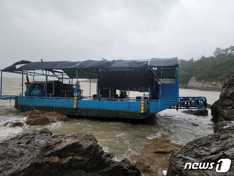 갯바위에 얹힌 바지선.(여수해경 제공)/뉴스1 ⓒ News1 