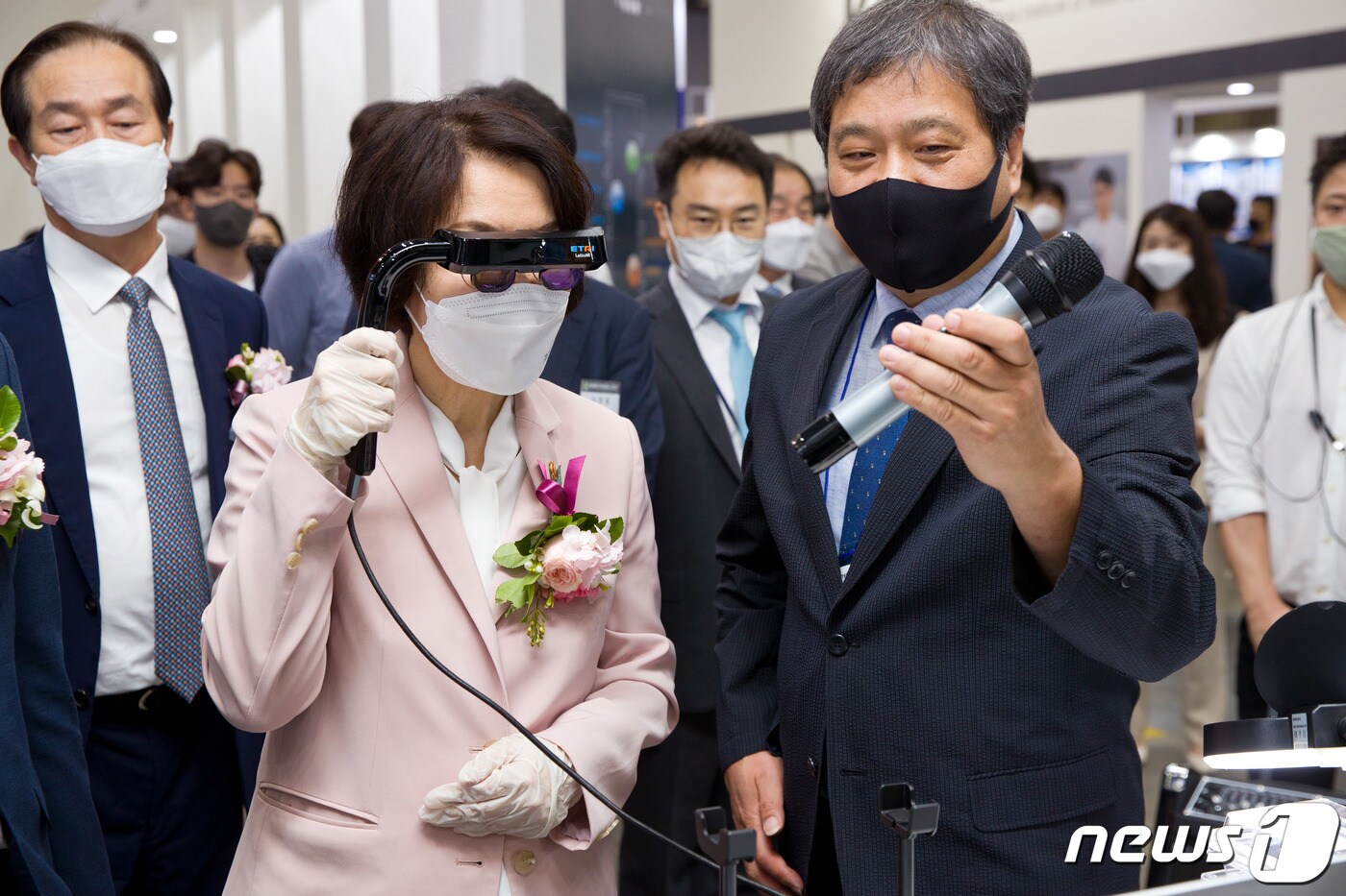 임혜숙 과학기술정보통신부 장관이 7일 오전 경기도 고양시 일산서구 킨텍스에서 개막한 &#39;나노코리아 2021&#39;에서 한국전자통신연구원의 &#39;AR글래스&#39; 설명을 듣고 있다. &#40;과학기술정보통신부 제공&#41; 2021.7.7/뉴스1