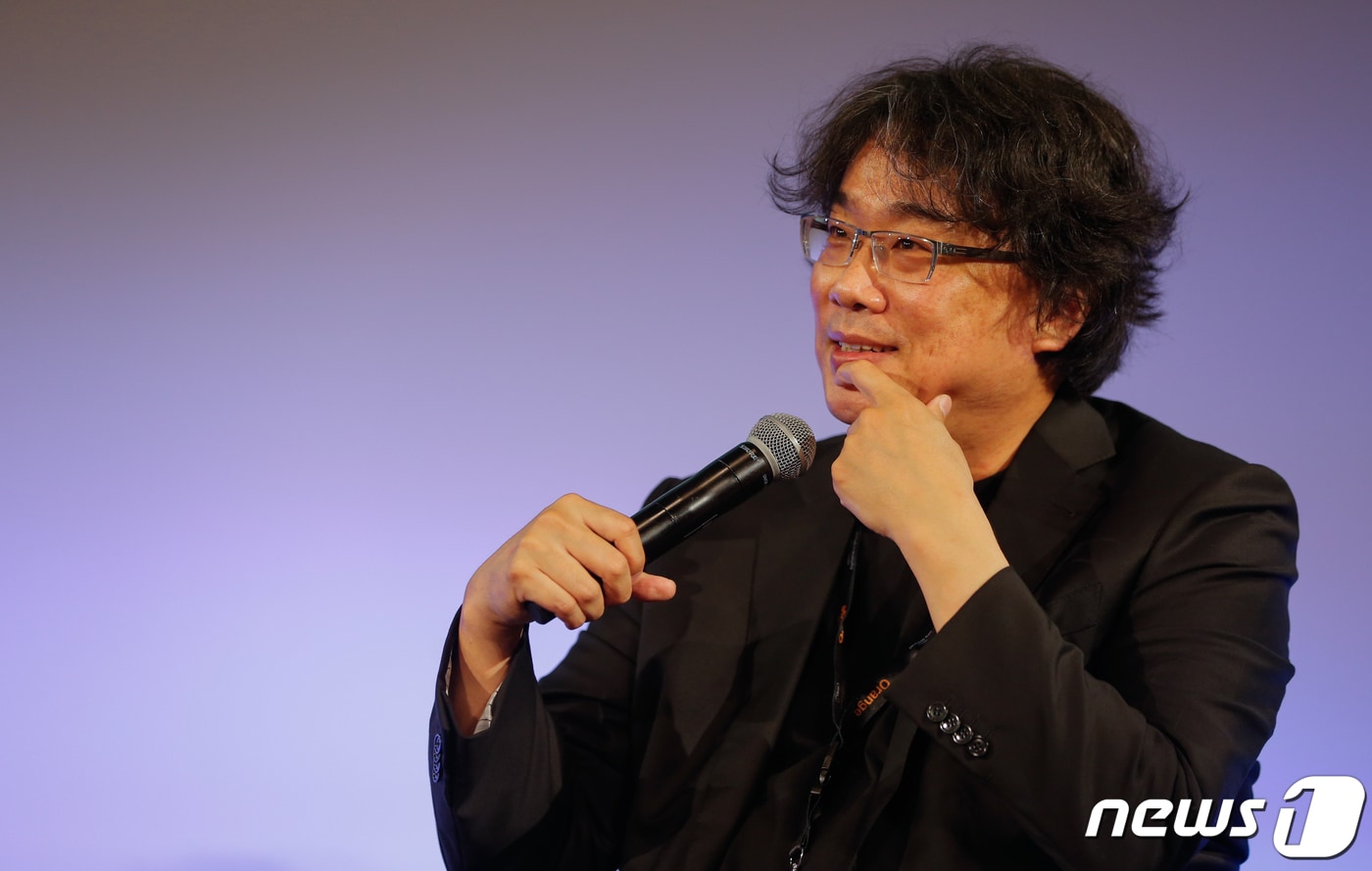 봉준호 감독이 7일(현지시간) 칸 국제영화제가 열리고 있는 프랑스 남부 칸 팔레 데 페스티발 5층 뷔뉘엘 홀에서 열린 본인의 랑데부 아베크(Rendez-vous, Avec)에서 사회자와 관객들의 질문을 듣고 있다. 2021.07.07/뉴스1 ⓒ News1 이준성 프리랜서기자