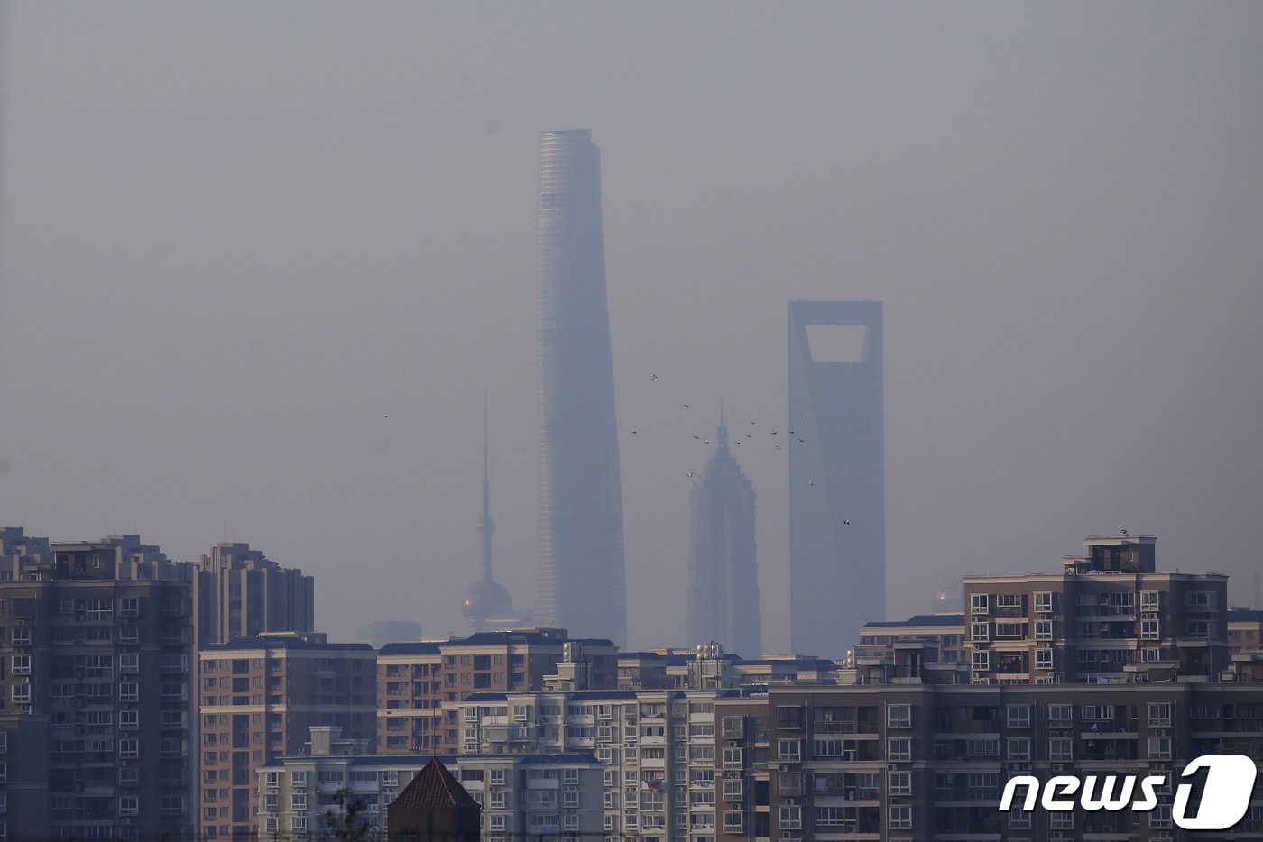 스모그에 가려진 중국 상하이의 초고층 건물들. 왼쪽부터 동방명주, 상하이타워, 진마오타워, 상하이세계금융센터. ⓒ 로이터=뉴스1 ⓒ News1 김세원 기자