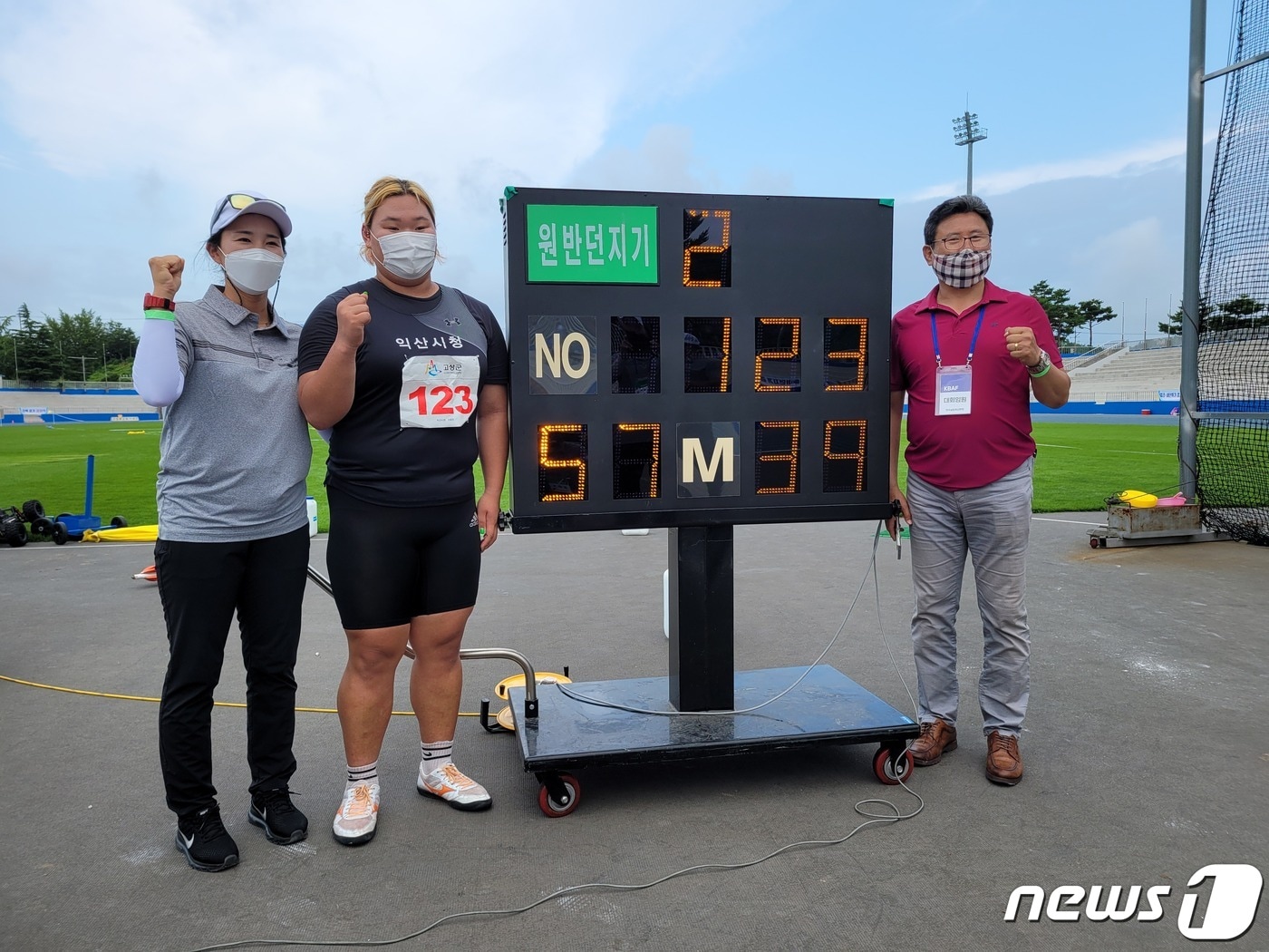 한국 여자 원반던지기 신기록을 작성한 신유진(가운데) (대한육상연맹 제공) ⓒ 뉴스1