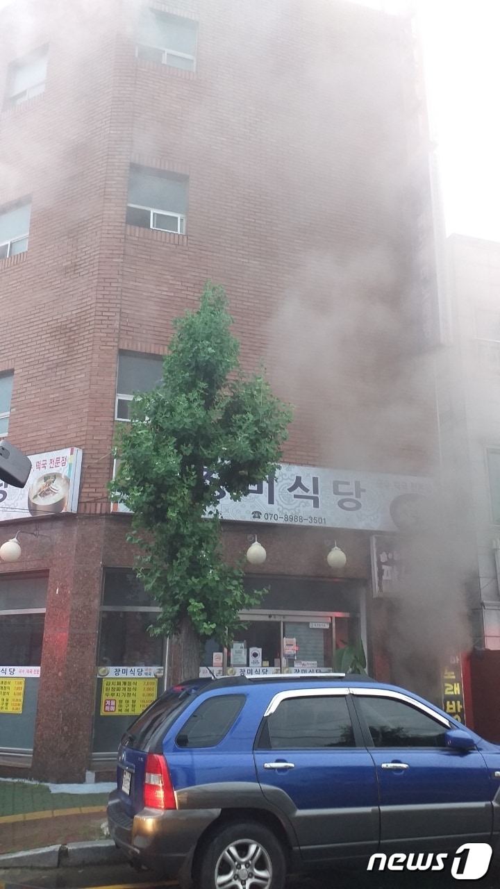 화재가 발생한 건물. ⓒ 뉴스1