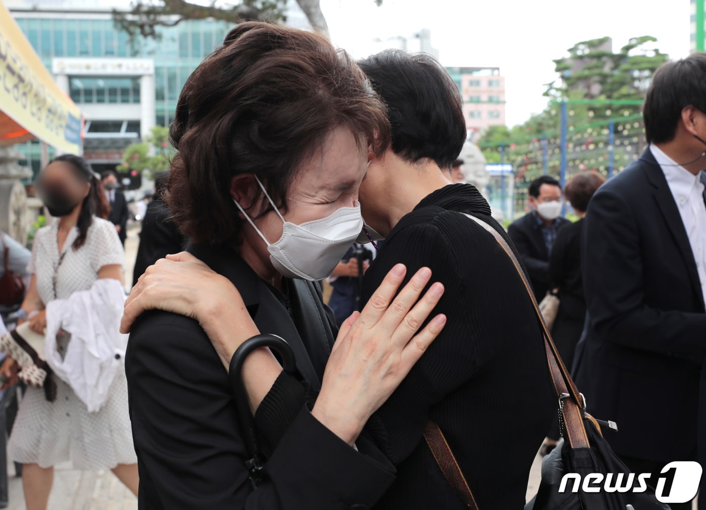 고(故) 박원순 전 서울시장의 1주기 추모제가 열린 9지난 일 서울 종로구 조계사 대웅전에서 추모제를 마친 부인 강난희 씨가 시민들에게 위로를 받고 있다. ⓒ News1