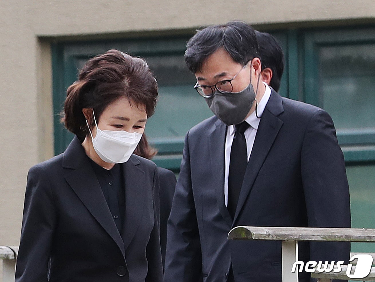 고&#40;故&#41; 박원순 전 서울시장의 1주기 추모제가 열린 9일 서울 종로구 조계사 대웅전에서 부인 강난희 씨와 김기식 전 금감원장이 추모제 참석을 위해 이동하고 있다. 2021.7.9/뉴스1 ⓒ News1 이성철 기자