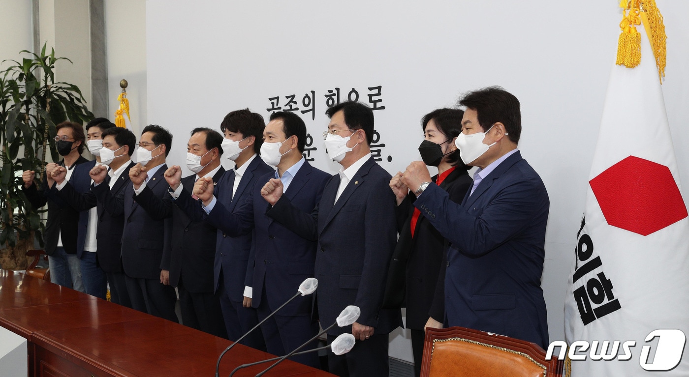 이준석 국민의힘 대표가 9일 오후 서울 여의도 국회에서 대선 경선준비위원회 첫 회의에 앞서 위원들에게 임명장을 수여한 뒤 기념촬영을 하고 있다. 경준위는 이날 예비경선(컷오프) 일정 및 회수와 압축 배수 등을 논의한다. 왼쪽부터 박명호 동국대 정치외교학과 교수, 김재섭 전 비상대책위원, 지상욱 여의도연구원장, 박수영 의원, 한기호 사무총장, 이 대표, 성일종 전략기획부총장, 이만희 의원, 허은아 의원, 정양석 전 의원. 위원장을 맡은 서병수 의원은 자가격리 상태로 이날 회의에는 화상으로 참석했다. 2021.7.7/뉴스1 ⓒ News1 구윤성 기자