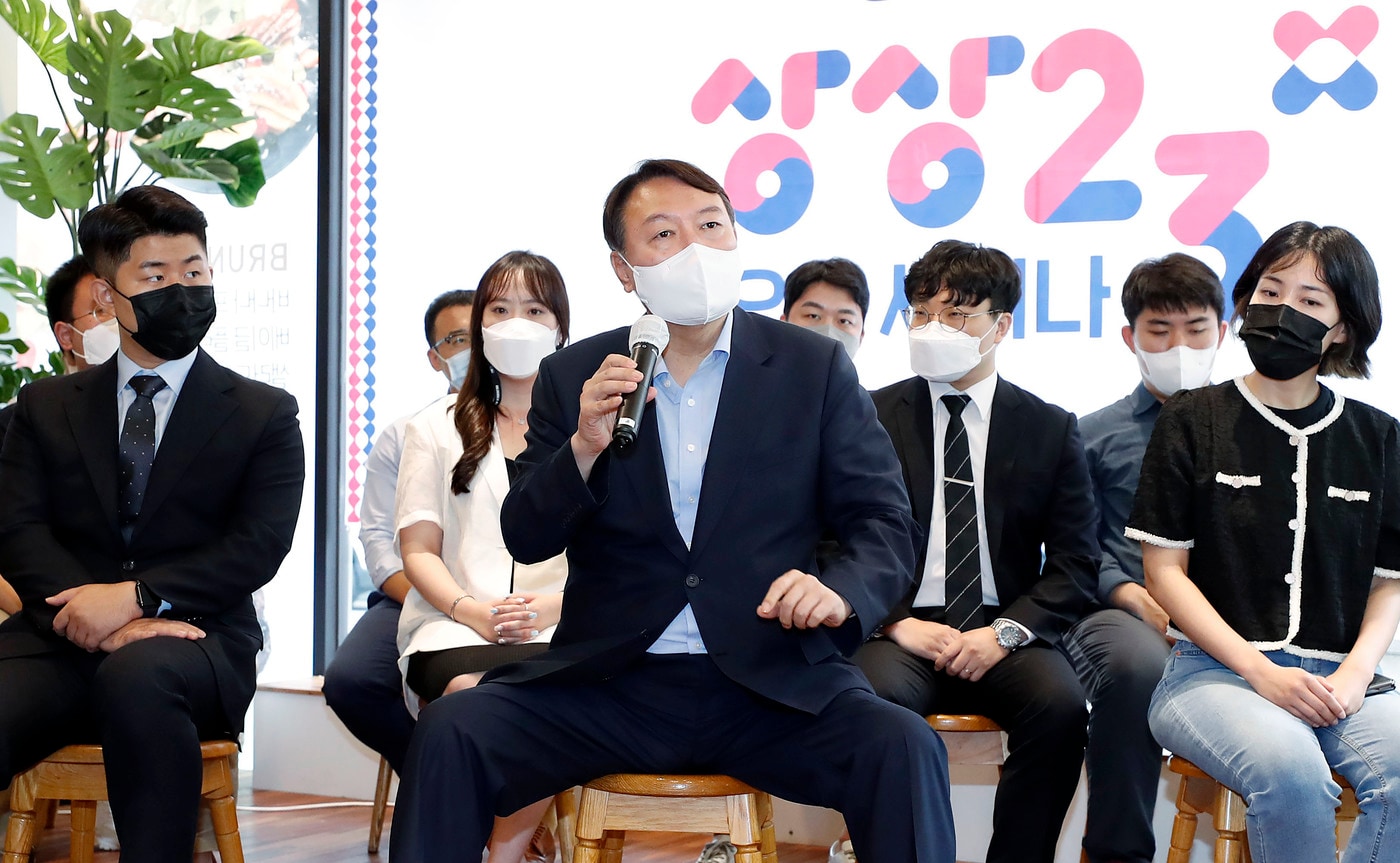 국민의힘 대권주자인 윤석열 전 검찰총장이 지난 1일 서울 여의도 북카페 하우스에서 열린 청년 정책 토론회 '상상23 오픈세미나'에 참석해 인사말을 하고 있다. 여권은 윤 전 총장을 향해 이른바 '쩍벌'(다리를 넓게 벌리고 앉음)문제를 제기하는 등 언행 하나하나를 파고들고 있다.  ⓒ News1 국회사진취재단