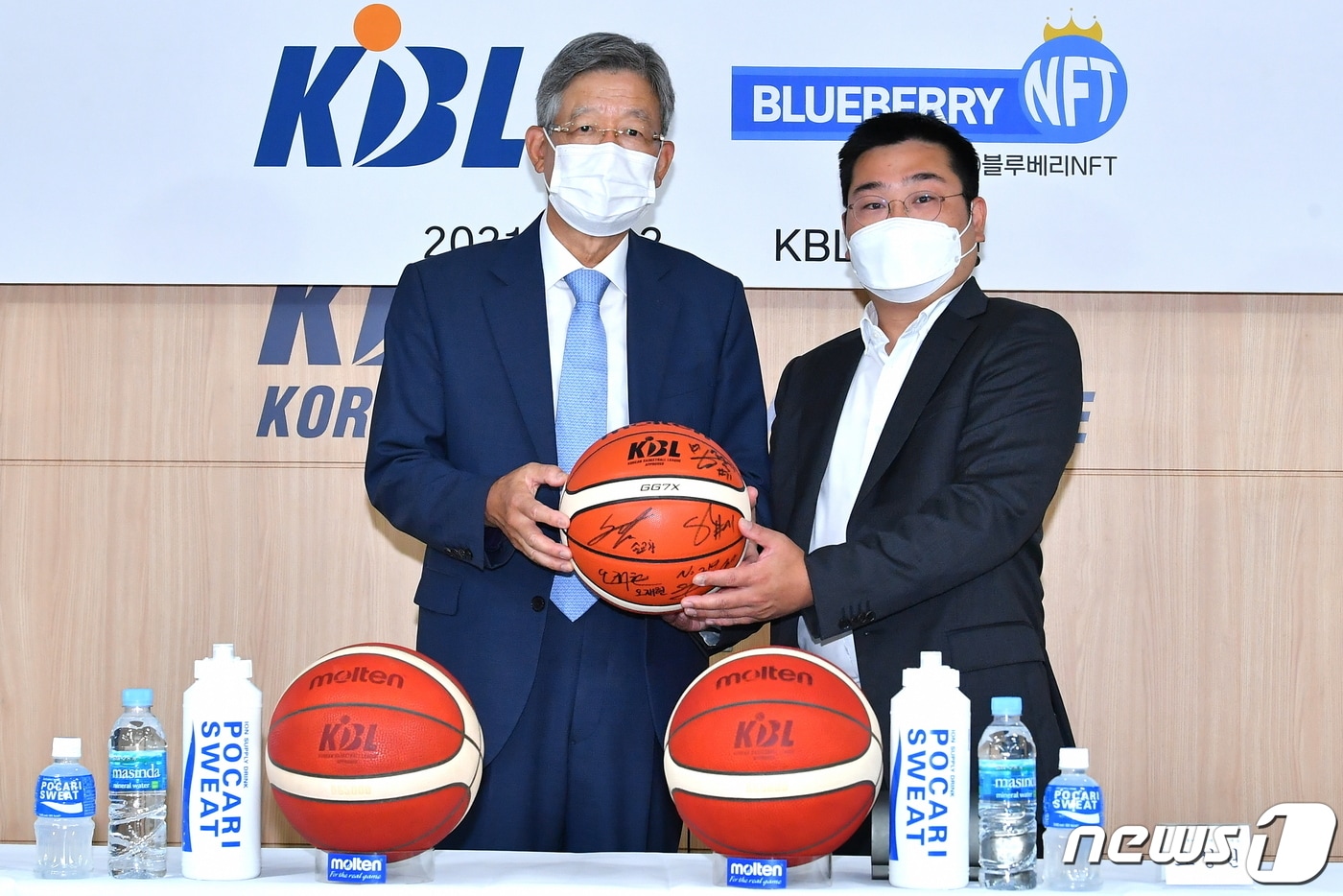 KBL과 블루베리 NFT가 12일 업무 협약을 체결했다.(KBL 제공) ⓒ 뉴스1