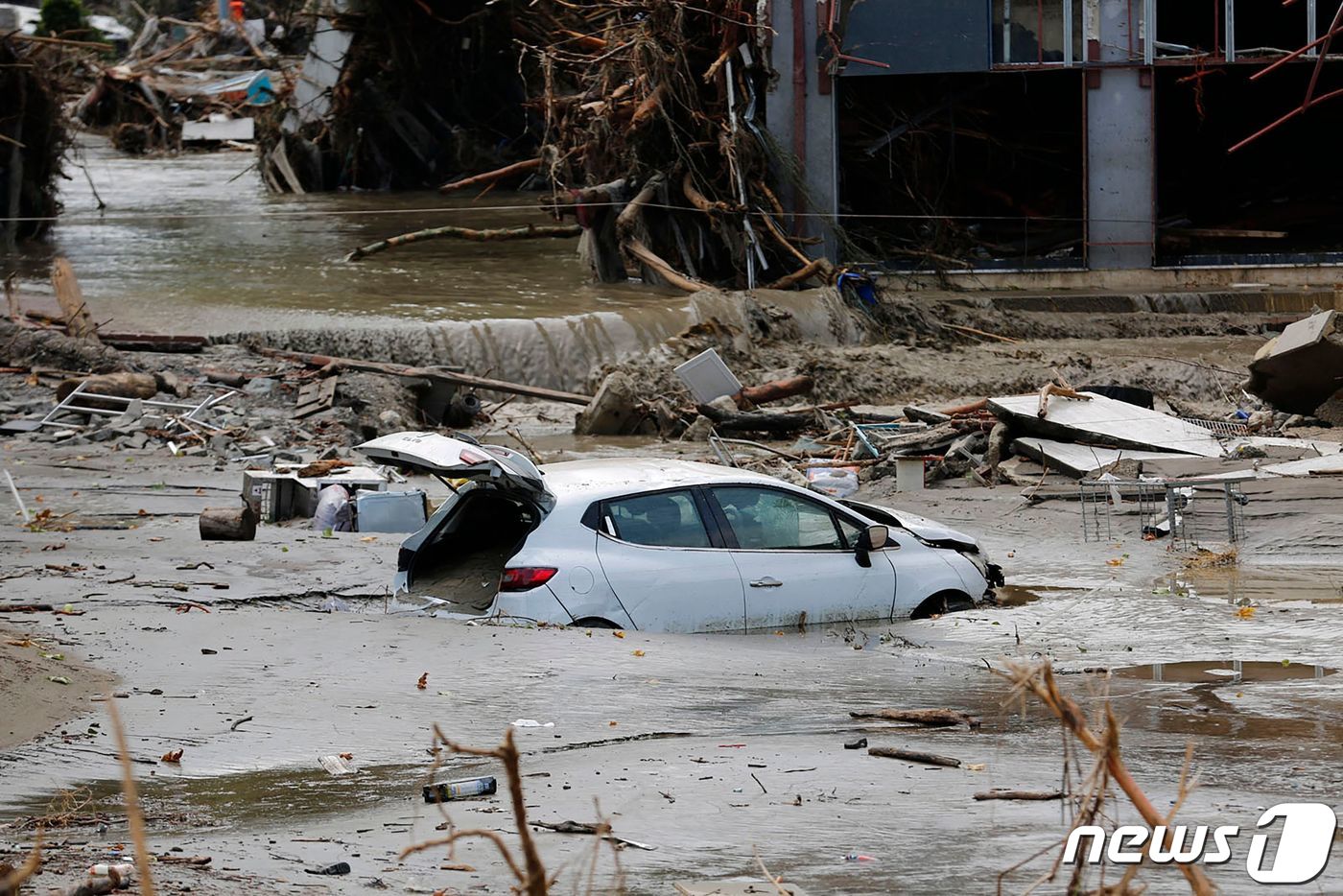 12일 (현지시간) 폭우와 홍수가 휩쓸고 간 터키 카스타모누에서 물에 잠긴 차량의 모습이 보인다. ⓒ AFP=뉴스1 ⓒ News1 우동명 기자