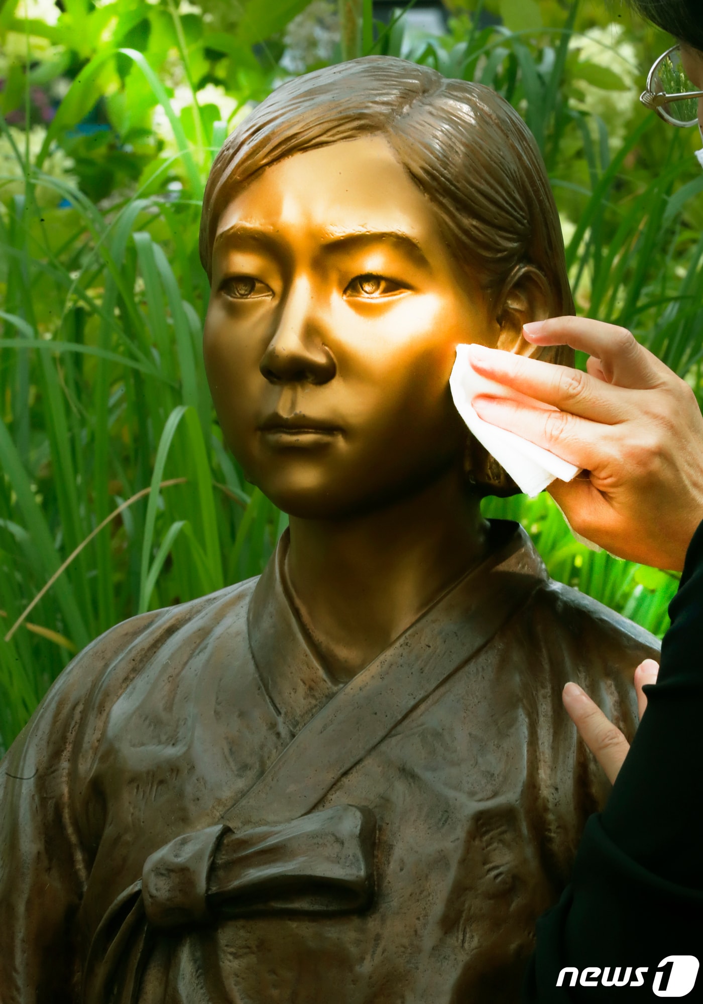 일본군 위안부 피해자 기림의 날을 하루 앞둔 지난 13일 오전 서울 송파구 가락동 송파 평화의 소녀상 정원에서 구청 관계자들이 청소하고 있다. (송파구청 제공) /뉴스1 ⓒNews1