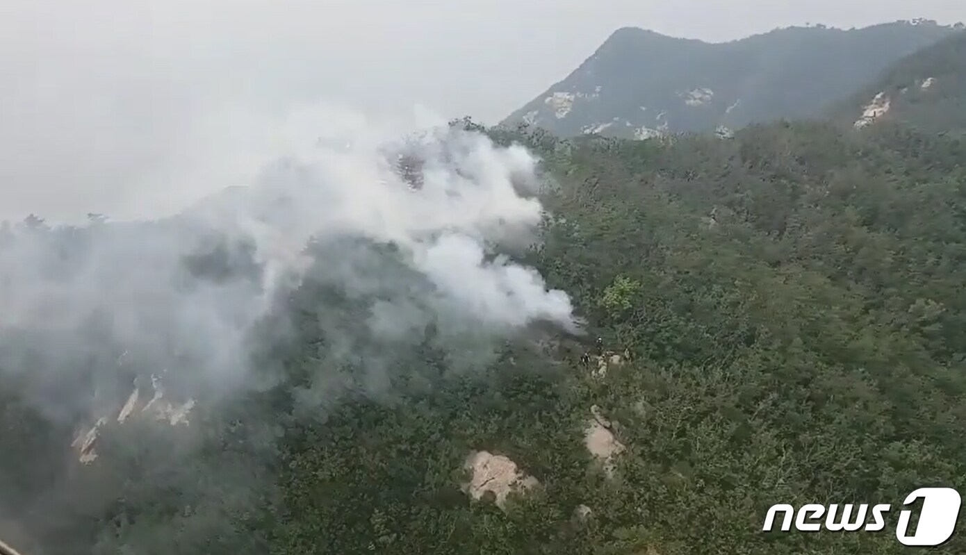 13일 오후 12시59분께 인천 옹진군 덕적면 깃대봉 정상부근에서 불이 났다는 신고가 119로 접수돼 현장에 출동한 소방대원들이 진화작업을 벌이고 있다.(중부소방서 제공)2021.8.13/뉴스1 ⓒ News1 박아론 기자