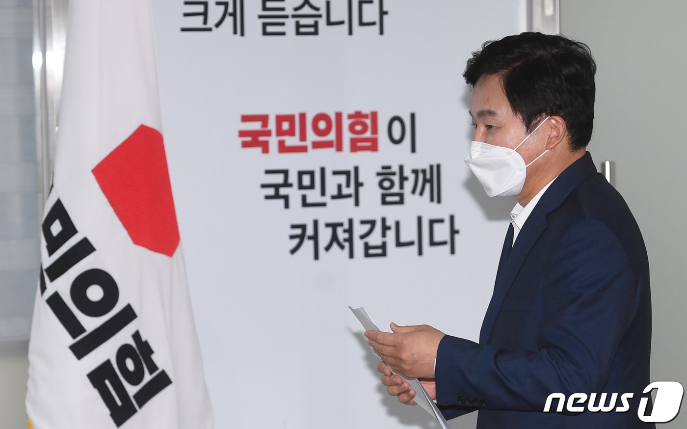 국민의힘 대선주자인 원희룡 전 제주지사가 18일 오전 서울 여의도 국민의힘 중앙당사에서 이준석 대표의 '윤석열 전 검찰총장은 금방 정리된다' 발언에 맞대응하는 긴급 기자회견을 하고 있다. 원 전 지사는 "녹음 파일 전체를 오후 6시까지 공개하라”고 요구했다. ⓒ News1 오대일 기자