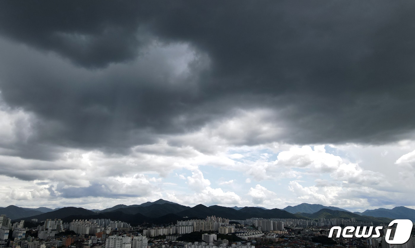 전북 전주시 도심 위로 먹구름이 드리우고 있다. 2021.8.18/뉴스1 ⓒ News1 유경석 기자