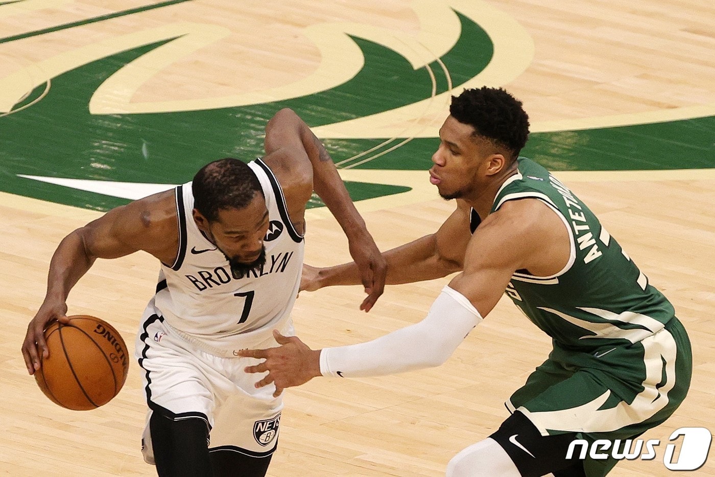 브루클린 네츠 케빈 듀란트(왼쪽)와 밀워키 벅스 야니스 아테토쿤보. ⓒ AFP=뉴스1