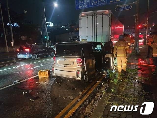 1일 오후 11시 8분쯤 경기 부천시 내동의 한 도로에서 레이 승용차가 신호 대기중이던 트럭을 추돌해 900만원의 재산피해가 났다.(경기부천소방서제공)2021.8.2/뉴스1 ⓒ News1 정진욱 기자