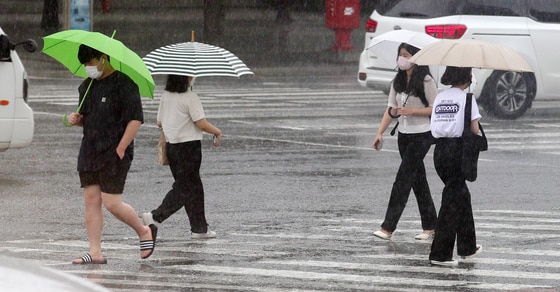 전북 전주시 백제대로에서 우산을 쓴 시민들이 발걸음을 옮기고 있다. 2021.8.2/뉴스1 ⓒ News1 유경석 기자