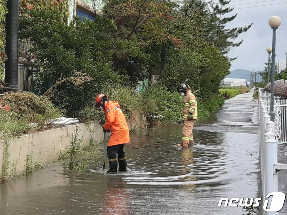 부산 강서구 강동동에서 물이 흘러넘치고 있다.(부산소방재난본부 제공) ⓒ 뉴스1