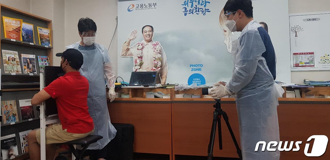 지난 22일 김해외국인노동자지원센터에서 결핵 검진이 진행되고 있다. (김해외국인노동자지원센터 제공) ⓒ 뉴스1