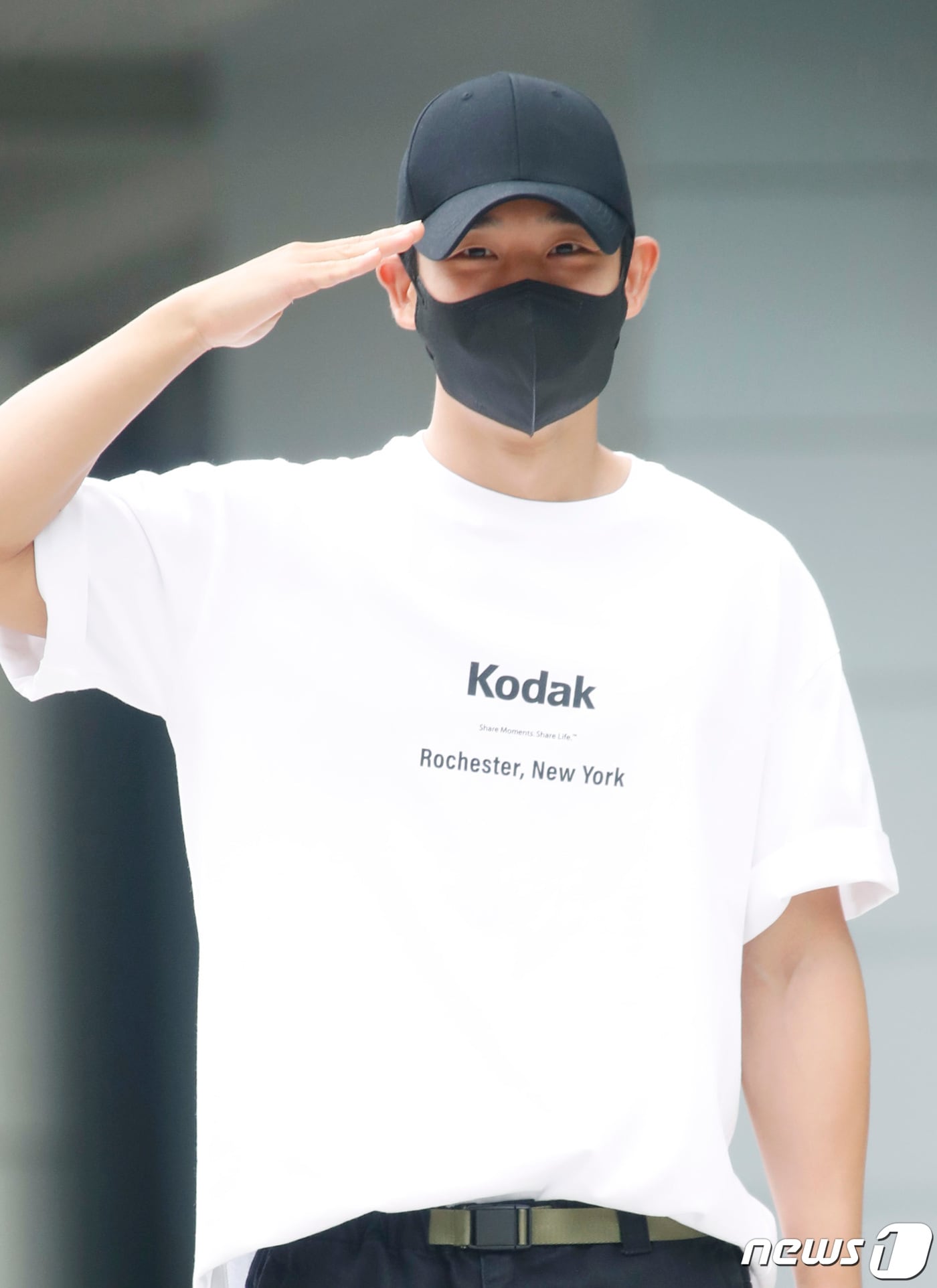 배우 정해인이 23일 오전 서울 양천구 목동 SBS에서 진행되는 SBS 파워FM '박하선의 씨네타운'을 위해 방송국으로 들어서며 인사를 하고 있다. 2021.8.23/뉴스1 ⓒ News1 권현진 기자