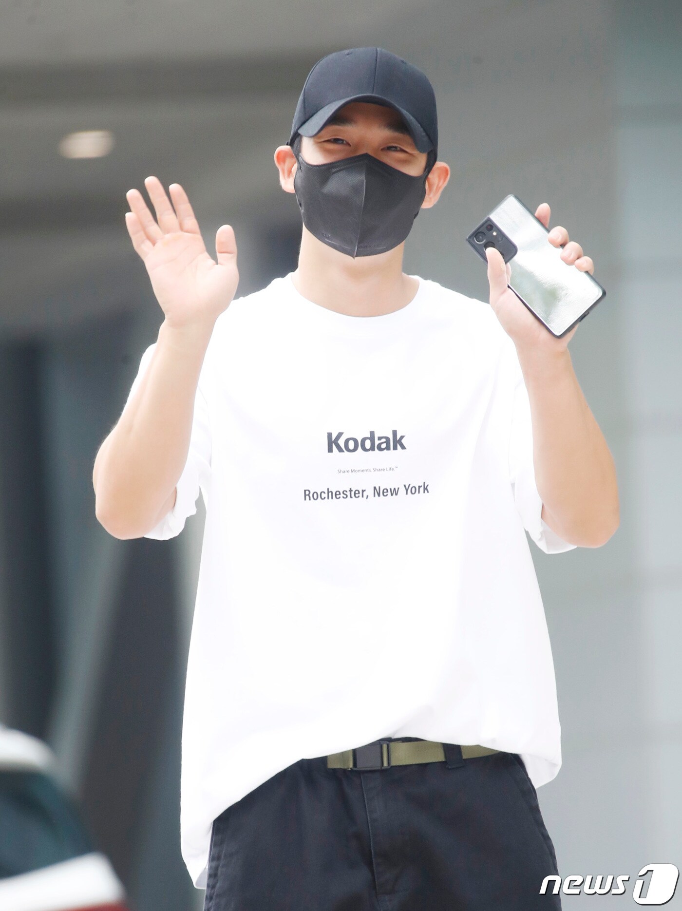 배우 정해인이 23일 오전 서울 양천구 목동 SBS에서 진행되는 SBS 파워FM '박하선의 씨네타운'을 위해 방송국으로 들어서며 인사를 하고 있다. 2021.8.23/뉴스1 ⓒ News1 권현진 기자