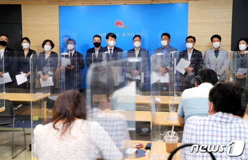 전주시의회 의원들이 지난 8월 23일 전주시청 브리핑룸에서 기자회견을 갖고 음주운전 등 소속 의원들의 잇단 비위사건에 대해 공식 사과했다.ⓒ 뉴스1