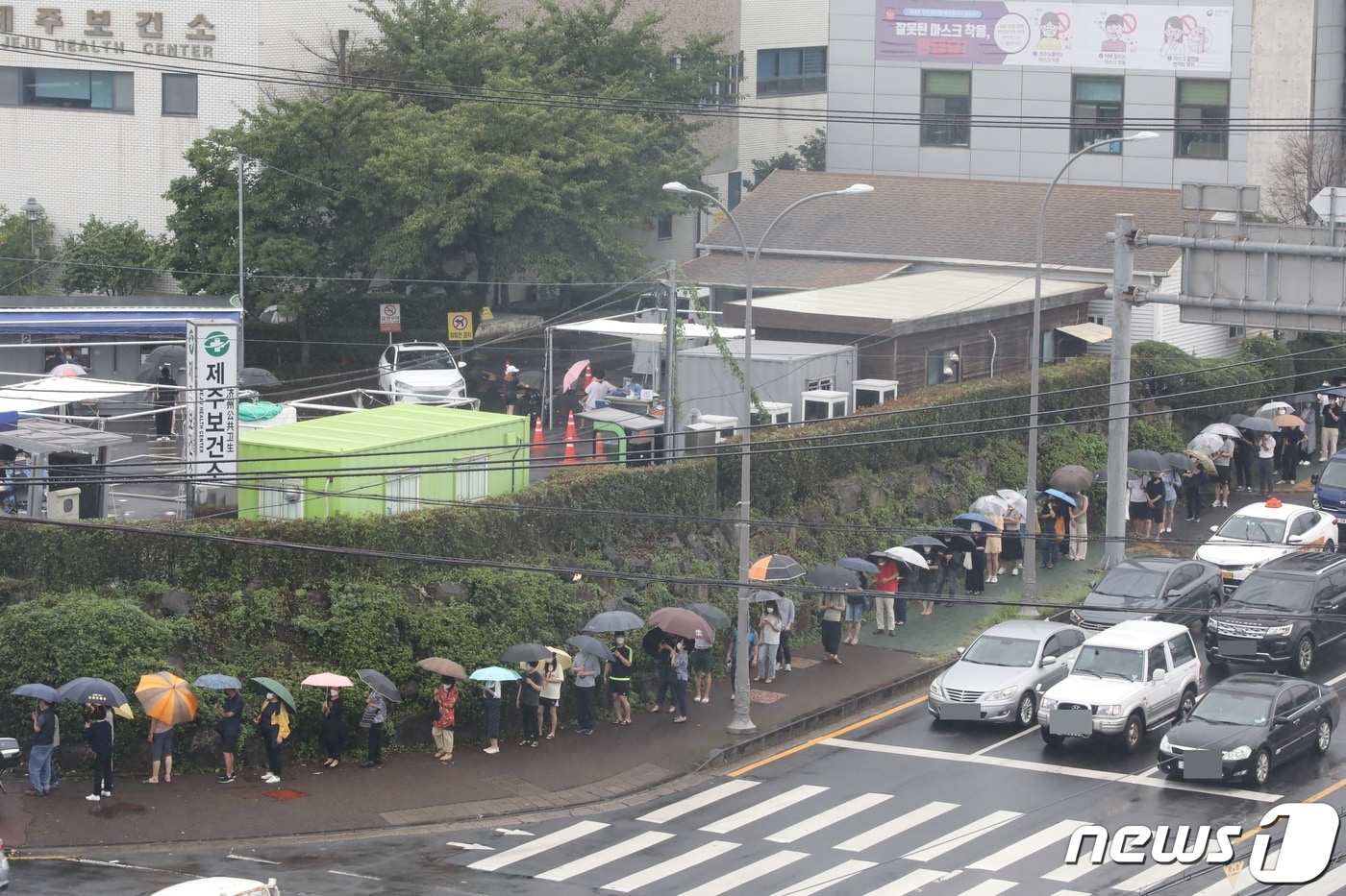 제주시 도남동 제주보건소 앞에 시민들이 코로나19 진단검사를 받으려고 줄서 있다(사진은 기사 내용과 무관함) / 뉴스1 ⓒ News1 