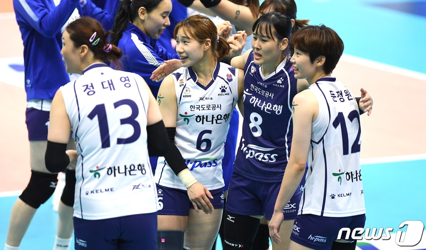 숏 단발로 변신한 한국도로공사의 문정원(오른쪽). (한국배구연맹 제공) ⓒ 뉴스1