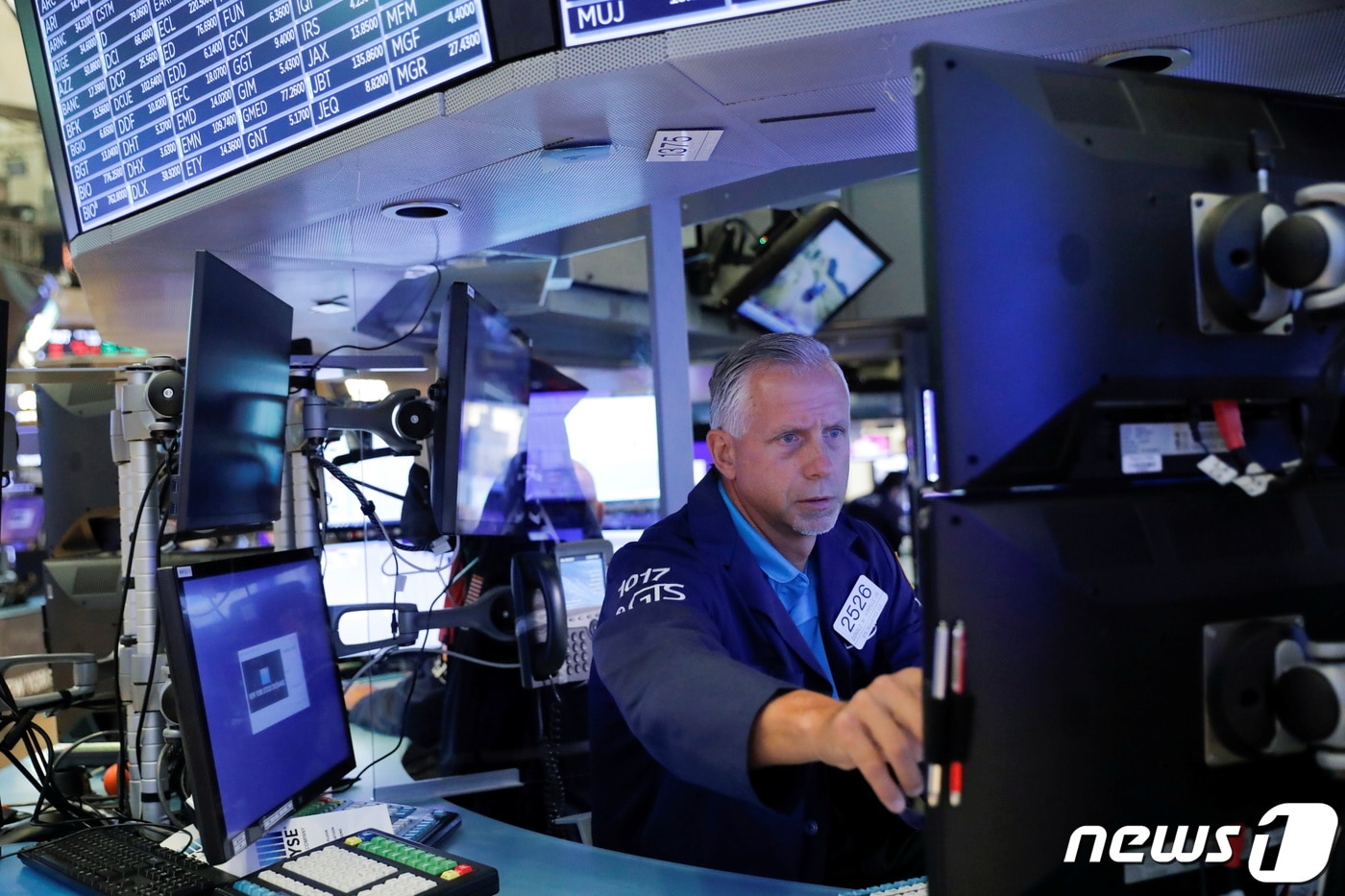 뉴욕증권거래소 내부객장의 한 트레이더 ⓒ 로이터=뉴스1