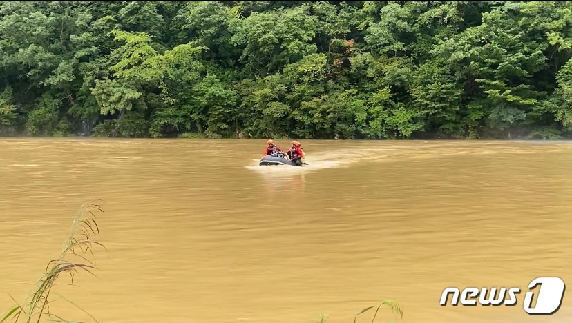 27일 오후 1시15분께 전북 진안군 동향면 장전마을 대양천에서 A씨(61)가 불어난 물에 고립됐다. 119대원들이 A씨를 보트로 구조했다.(진안소방서 제공)2021.8.27/ⓒ 뉴스1