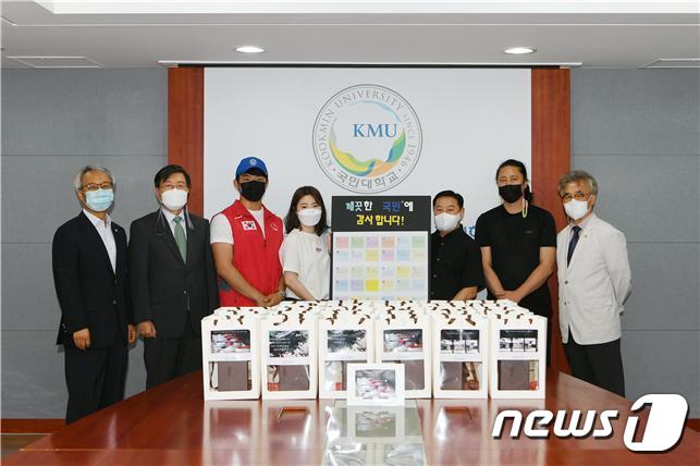 환경미화 근로자 위해 삼계탕과 휴대선풍기 준비한 국민대.(국민대 제공)/뉴스1 ⓒ 뉴스1