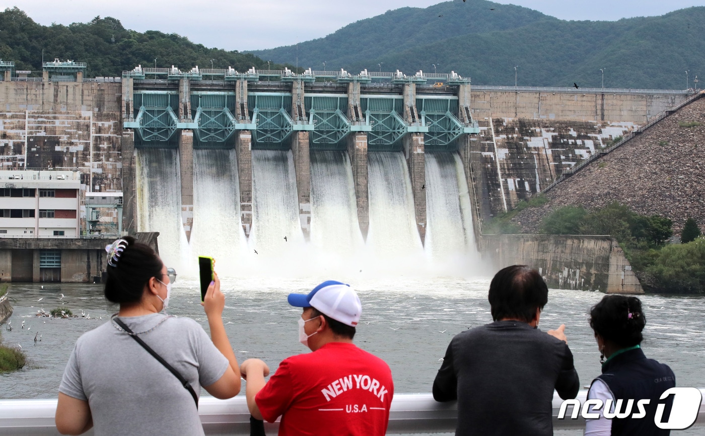 대전 대덕구 대청댐의 6개의 수문에서 방류하고 있다. /뉴스1 ⓒ News1 김기태 기자