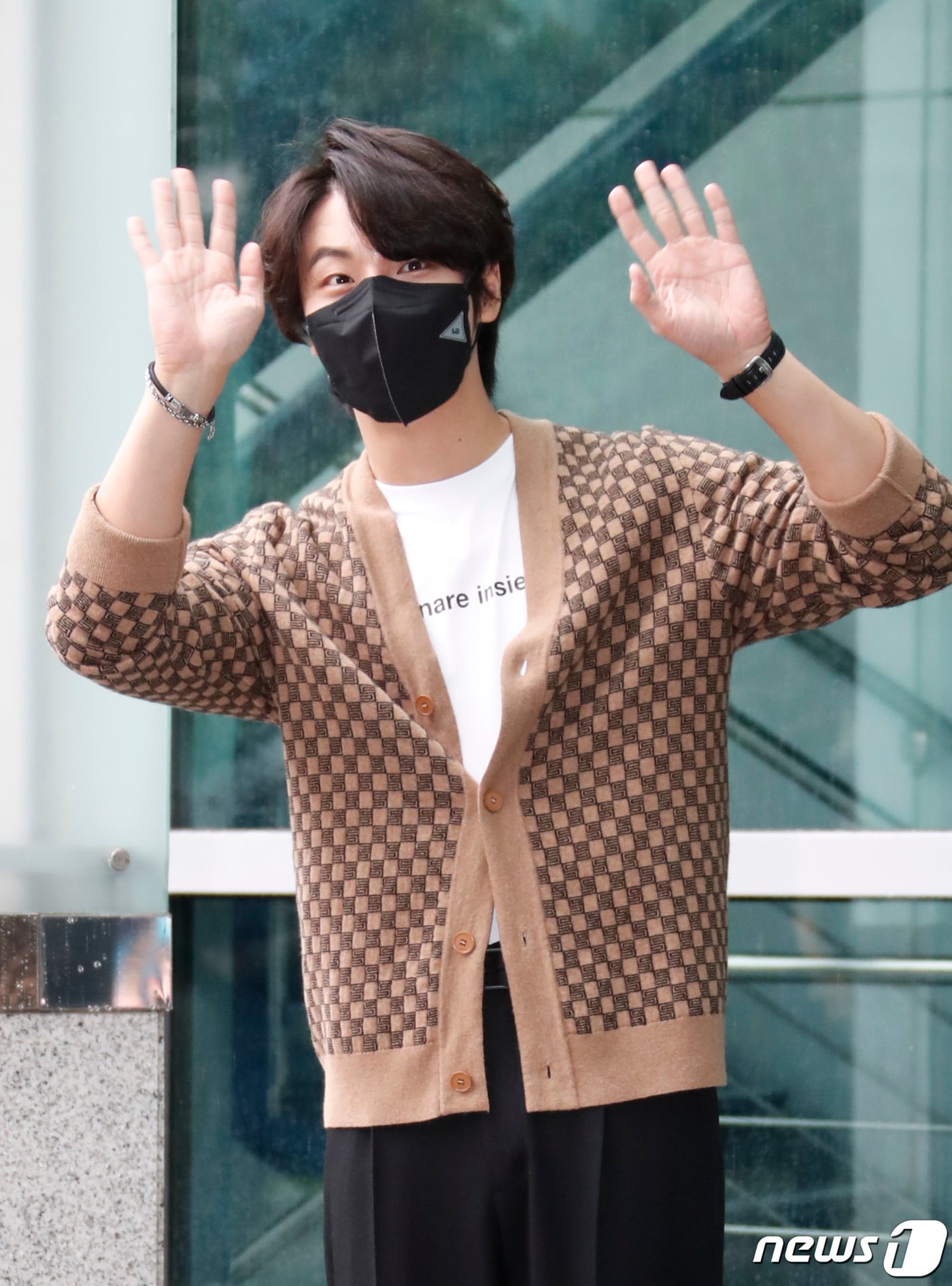 배우 윤시윤이 31일 오후 서울 양천구 목동 SBS에서 진행된 웨이브 오리지널 드라마 '유 레이즈 미 업' 제작발표회에 참석하기 위해 방송국으로 들어서며 인사를 하고 있다. 2021.8.31/뉴스1 ⓒ News1 권현진 기자