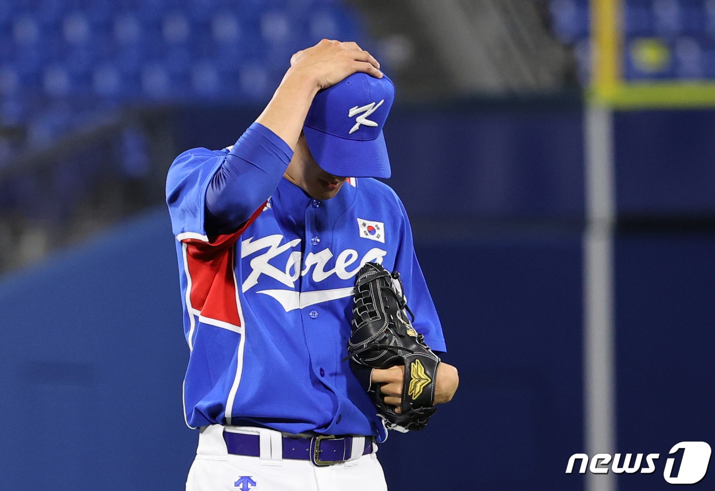 대한민국 선발 고영표가 4일 오후 일본 요코하마 스타디움에서 열린 '2020 도쿄올림픽' 대한민국과 일본의 경기에서 무사 주자없는 상황 안타를 허용한 후 아쉬워하고 있다. 2021.8.4/뉴스1 ⓒ News1 이재명 기자