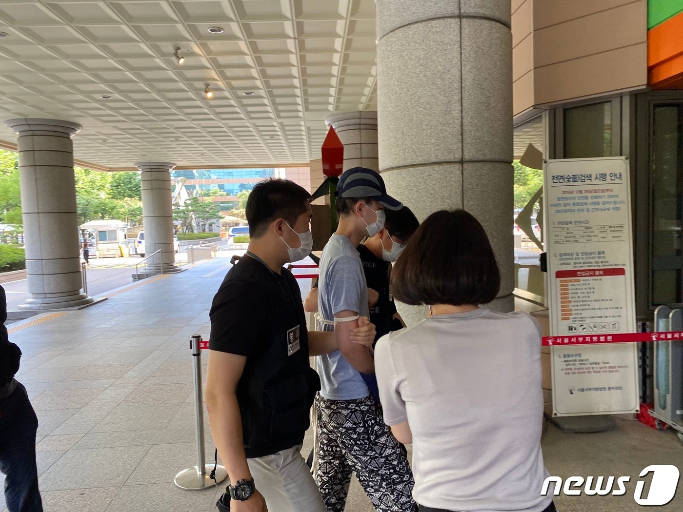 특수강도 혐의를 받는 A씨가 5일 오전 10시쯤 서울 마포구 서울서부지법에 출석하고 있다. ⓒ 뉴스1/신윤하 기자