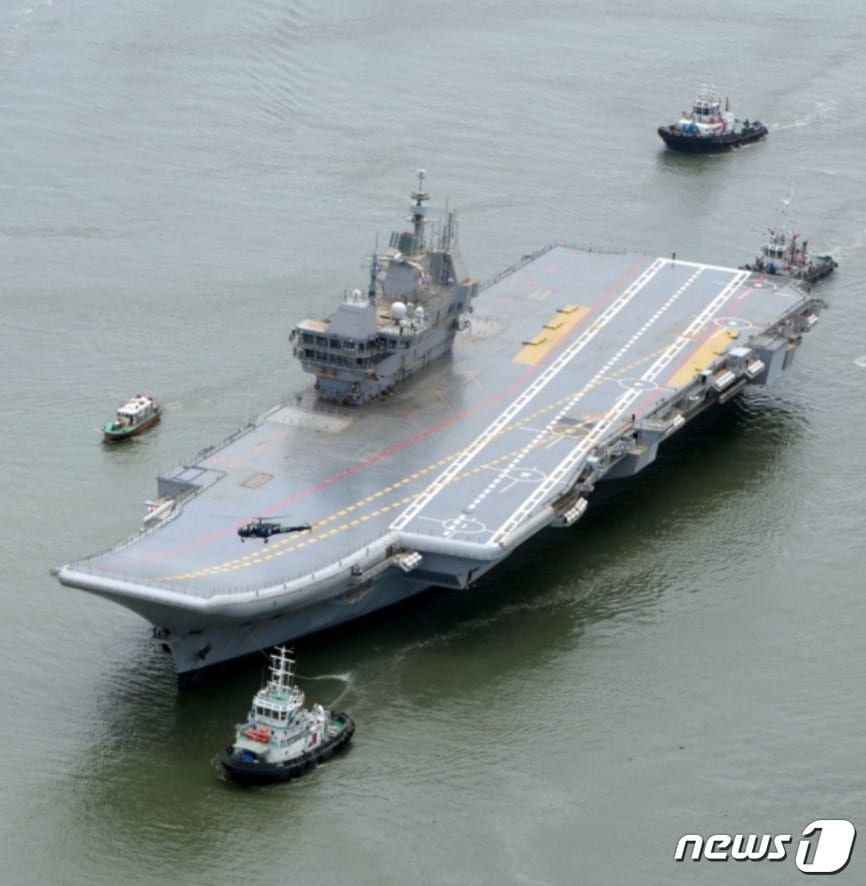 인도가 자체 개발한 항공모함 INS 비크란트가 지난 4일 해상 시험을 진행했다.(트위터 갈무리)ⓒ 뉴스1