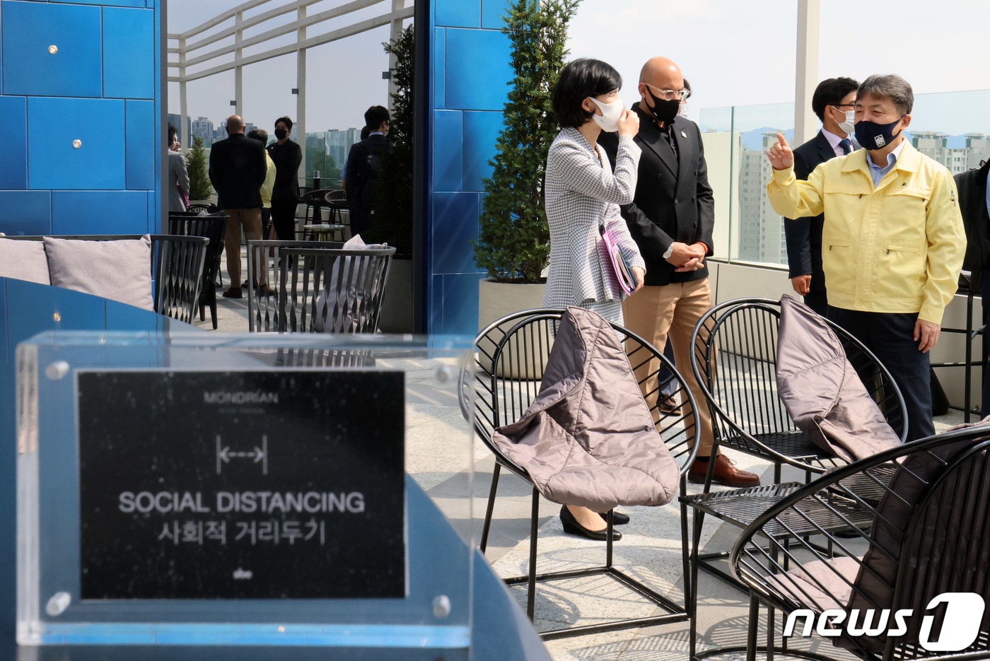 김정배 문화체육관광부 제2차관이 5일 서울 용산구 호텔 몬드리안 서울 이태원을 방문해 코로나19 방역 현장을 점검하고 있다.(문화체육관광부 제공)2021.8.5/뉴스1