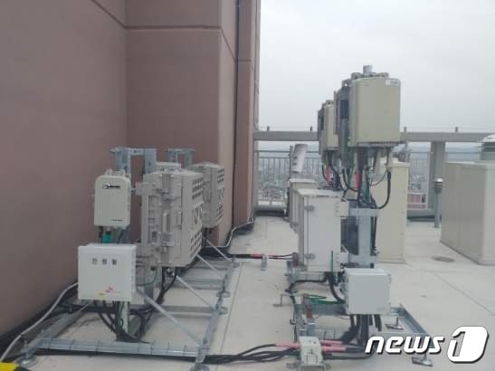 대구시 북구 오페라트루엘시민의숲 105동 옥상에 무단으로 설치된 중계기 모습. ⓒ 뉴스1