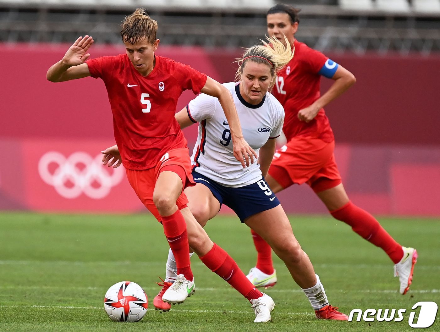 트렌스젠더로 캐나다 여자 축구대표팀의 미드필더인 퀸(5번)이 드리블하고 있다. ⓒ AFP=뉴스1 ⓒ News1 박형기 기자
