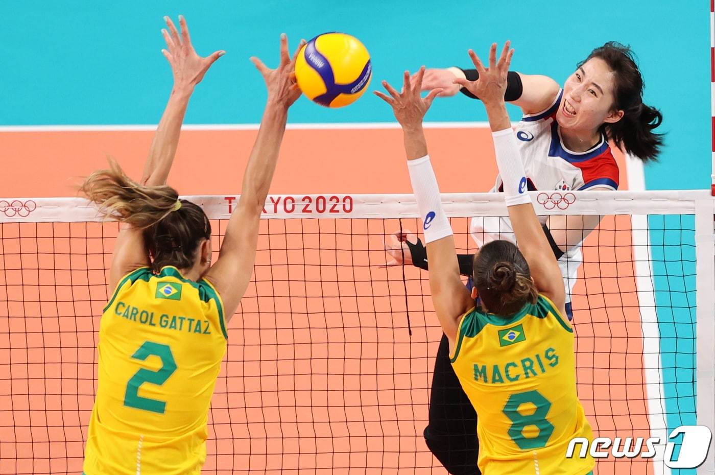 브라질 여자배구 선수들이 6일 한국과의 도쿄 올림픽 4강전이 끝난 후 도핑 적발로 귀국한 탄다라를 위해 뛰었다고 밝혔다.뉴스1 ⓒ News1 이재명 기자