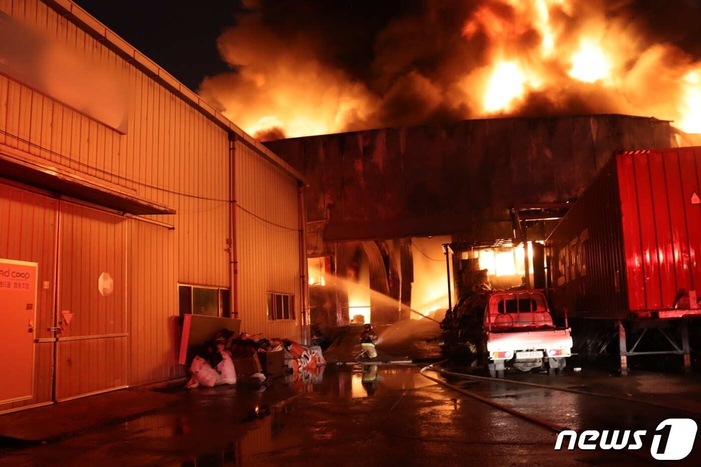 7일 오후 10시 37분쯤 대구시 달서구 성서공단에 있는 한 헌옷 수출업체에서 발생한 화재 현장에서 소방당국이 진화작업을 벌이고 있다.(대구소방본부 제공)ⓒ 뉴스1