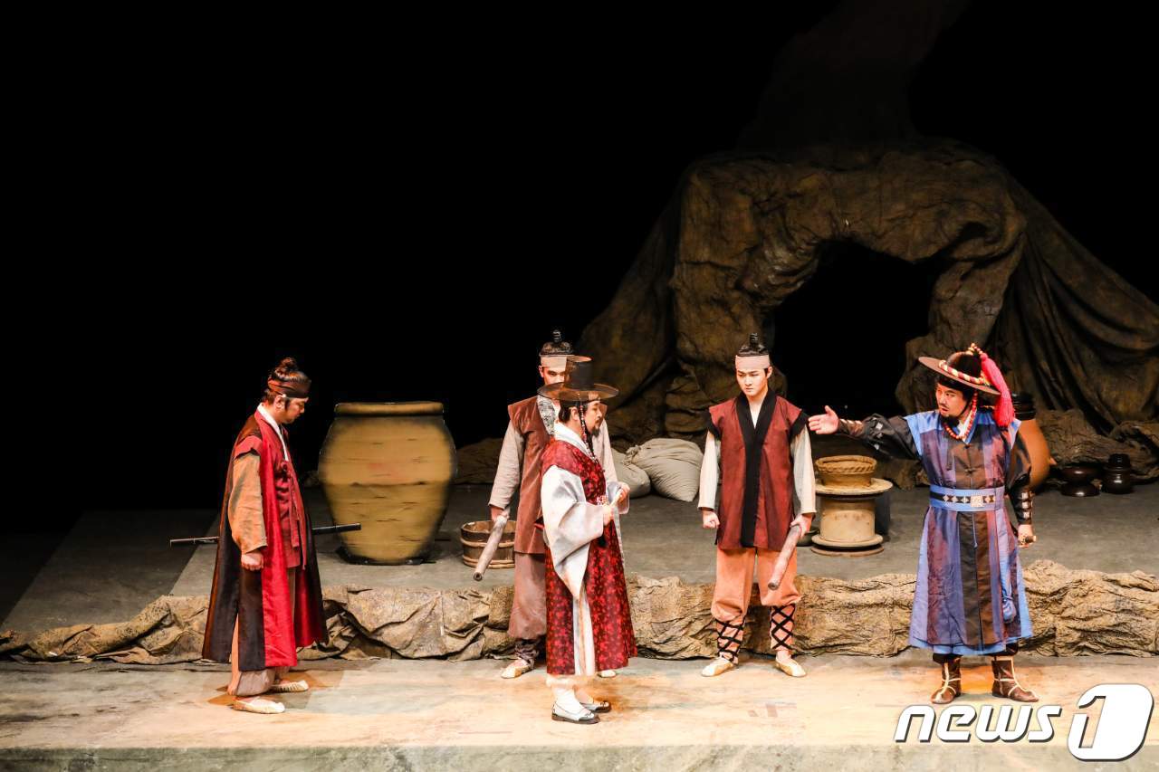 대상을 받은 연극 ‘천민 굽다’의 한 장면(대한민국연극제 집행위 제공)ⓒ 뉴스1