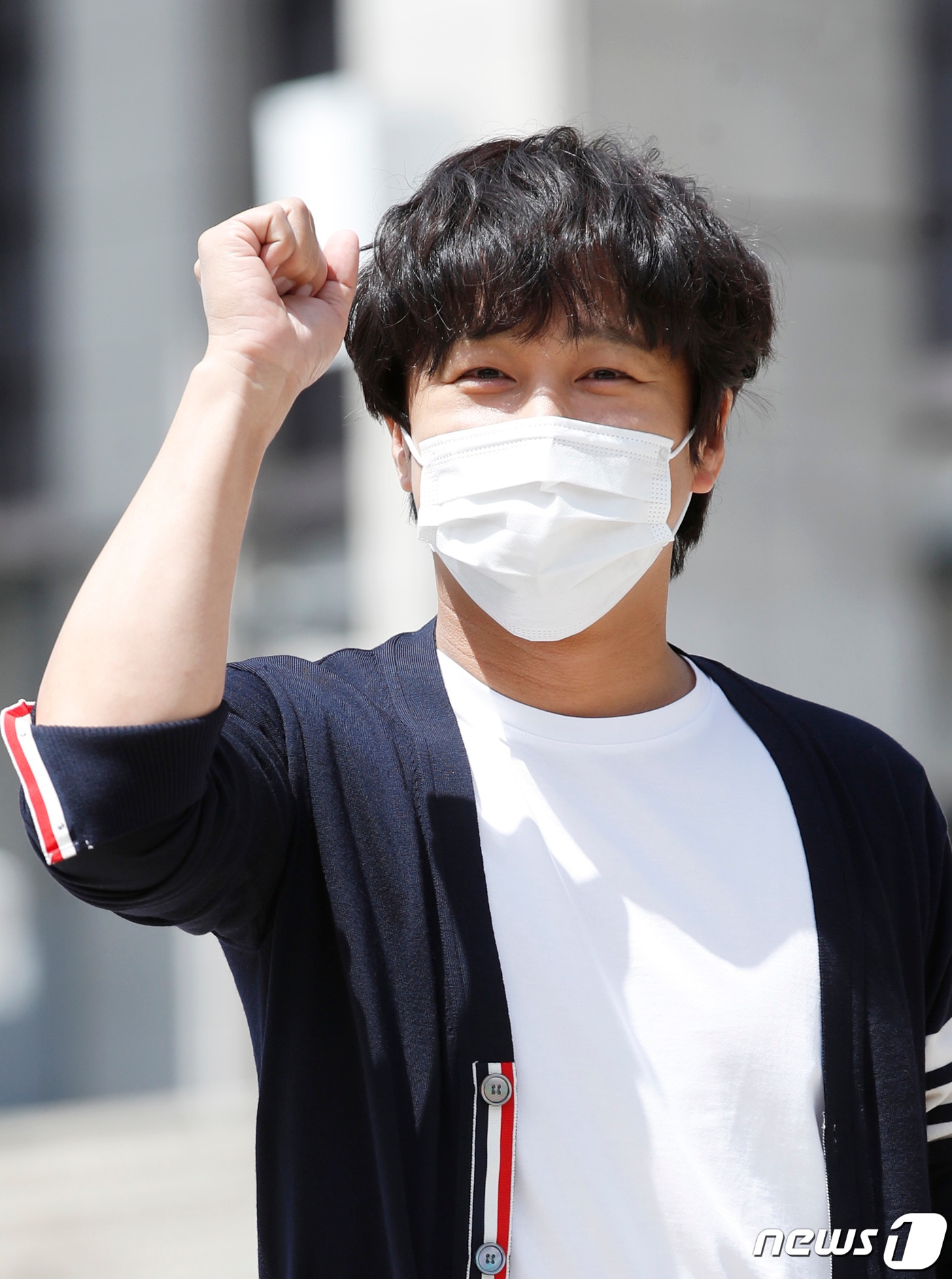 배우 차태현이 9일 오후 서울 KBS 본관에서 진행되는 라디오 '정은지의 가요광장'을 위해 방송국으로 들어서며 인사를 하고 있다. 2021.8.9/뉴스1 ⓒ News1 권현진 기자