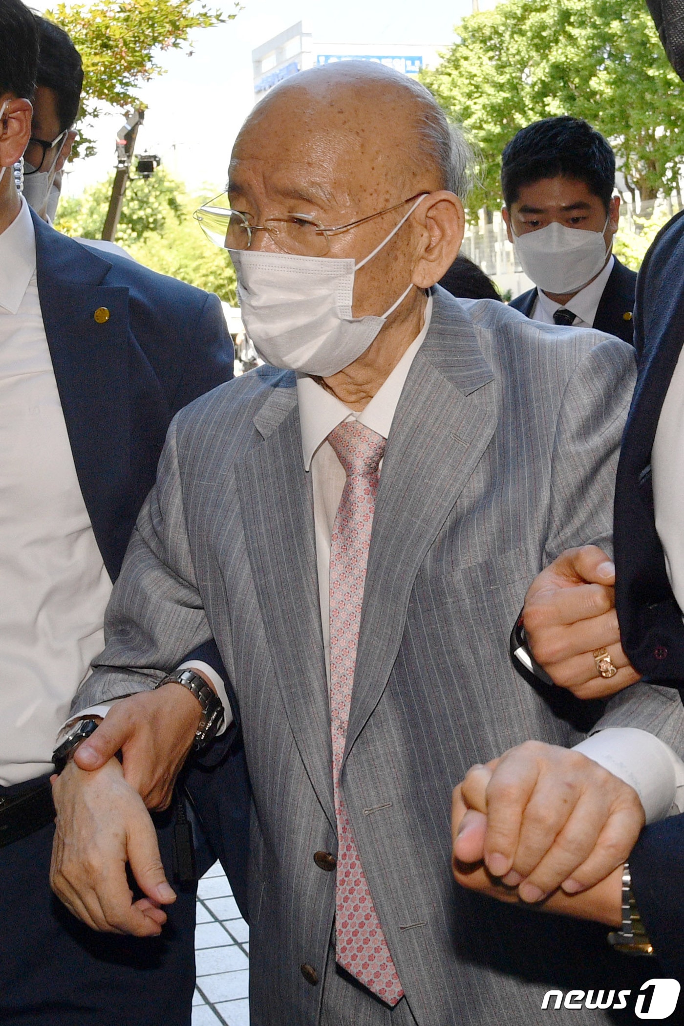 고(故) 조비오 신부에 대한 사자명예훼손 혐의를 받고 있는 전두환 전 대통령이 9일 오후 광주 동구 광주지방법원에서 열린 항소심 공판기일에 출석하고 있다. 2021.8.9 ⓒ 뉴스1