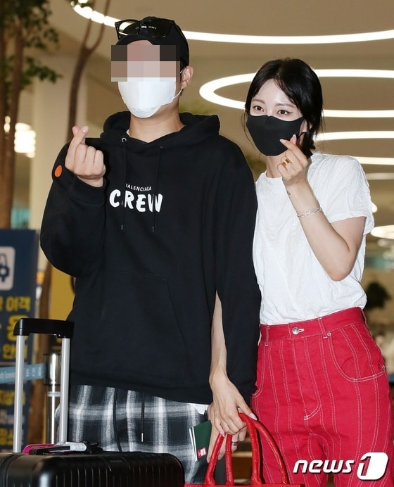 배우 한예슬이 미국에서 개인 일정을 소화 후 남자친구 A씨와 함께  9일  오후 인천국제공항 제2터미널을 통해 귀국하고 있다. 2021.8.9/뉴스1 ⓒ News1 김진환 기자