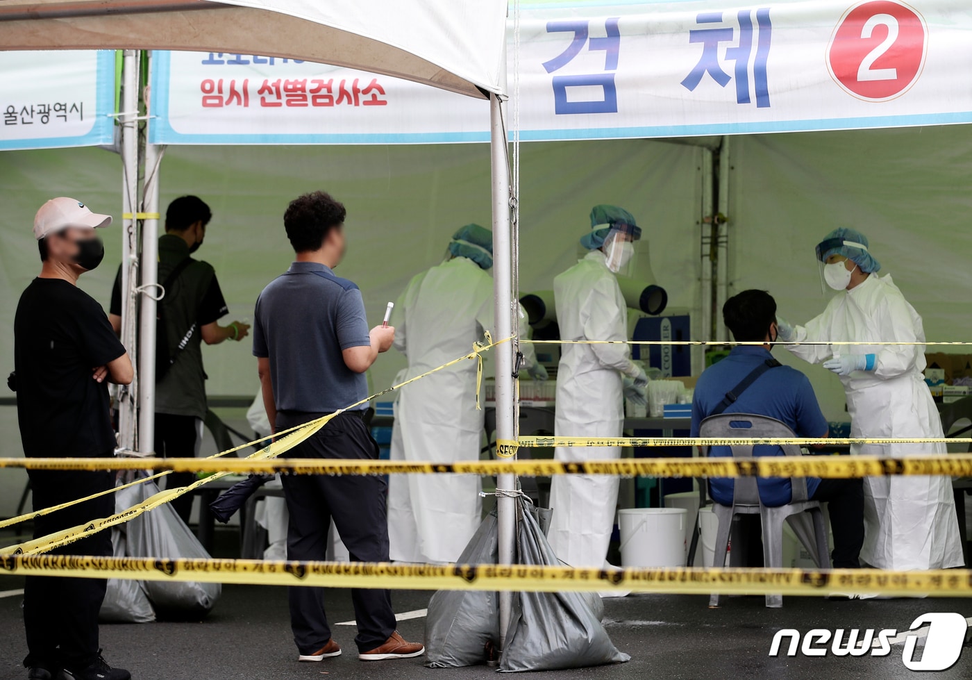 신종 코로나바이러스 감염증 확산세가 이어지고 있는 1일 오전 울산 중구 종합운동장에 마련된 임시 선별검사소에서 시민들이 검사를 받고 있다. 2021.9.1/뉴스1 ⓒ News1 윤일지 기자