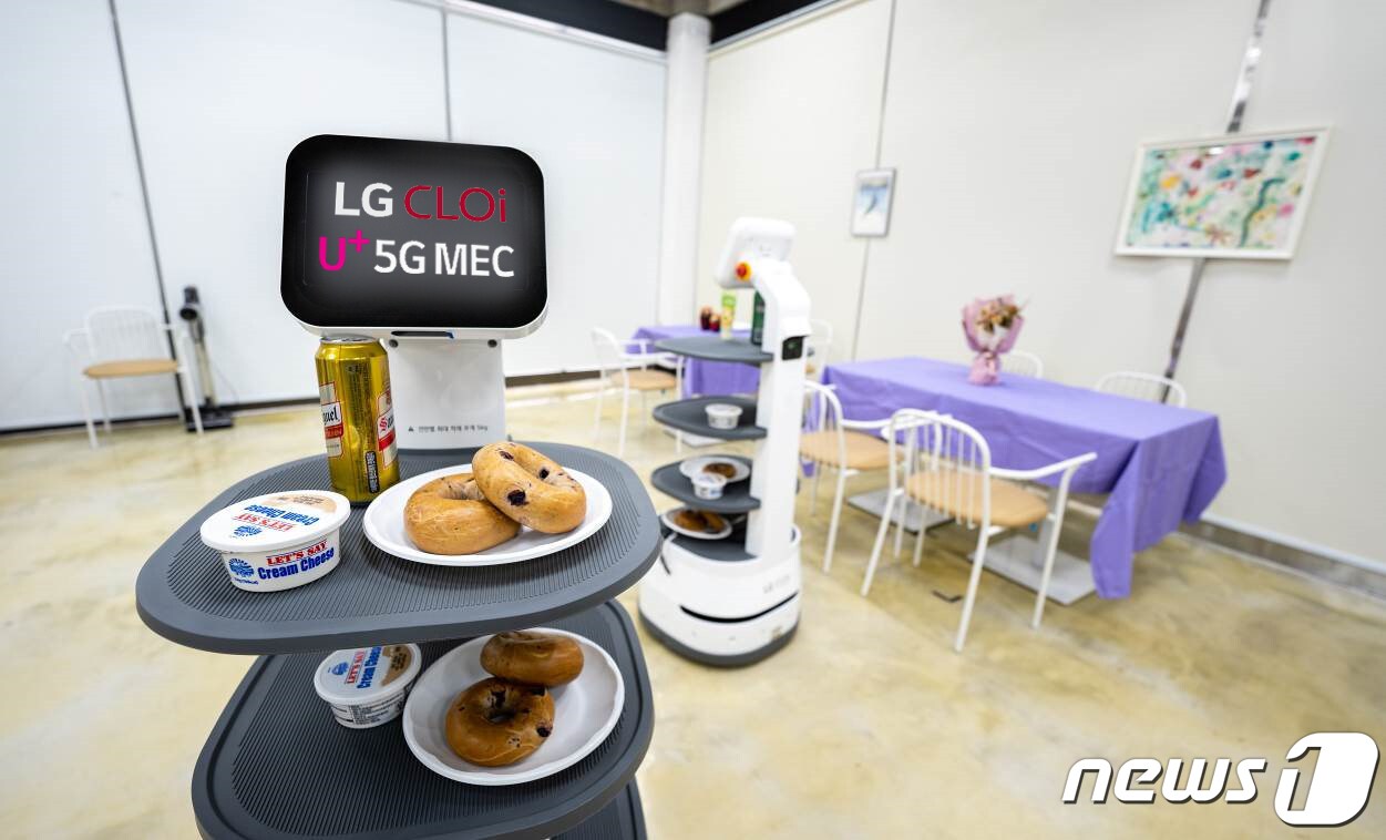 LG유플러스가 아마존웹서비시즈&#40;AWS&#41;의 클라우드 기반 5세대&#40;5G&#41; 코어망을 활용한 일체형 멀티액세스 에지 컴퓨팅&#40;MEC&#41; 자율주행 로봇을 실증했다고 14일 밝혔다.&#40;LGU+ 제공&#41; ⓒ 뉴스1