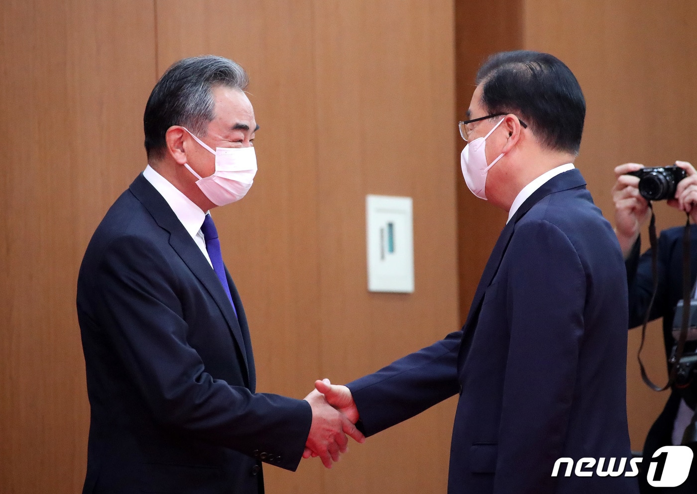 정의용 외교부 장관(오른쪽)과 왕이 중국 외교담당 국무위원 겸 외교부장이 15일 오전 서울 종로구 외교부 청사에서 열린 한중 외교장관회담에 앞서 인사를 나누고 있다. 2021.9.15/뉴스1 ⓒ News1 박지혜 기자