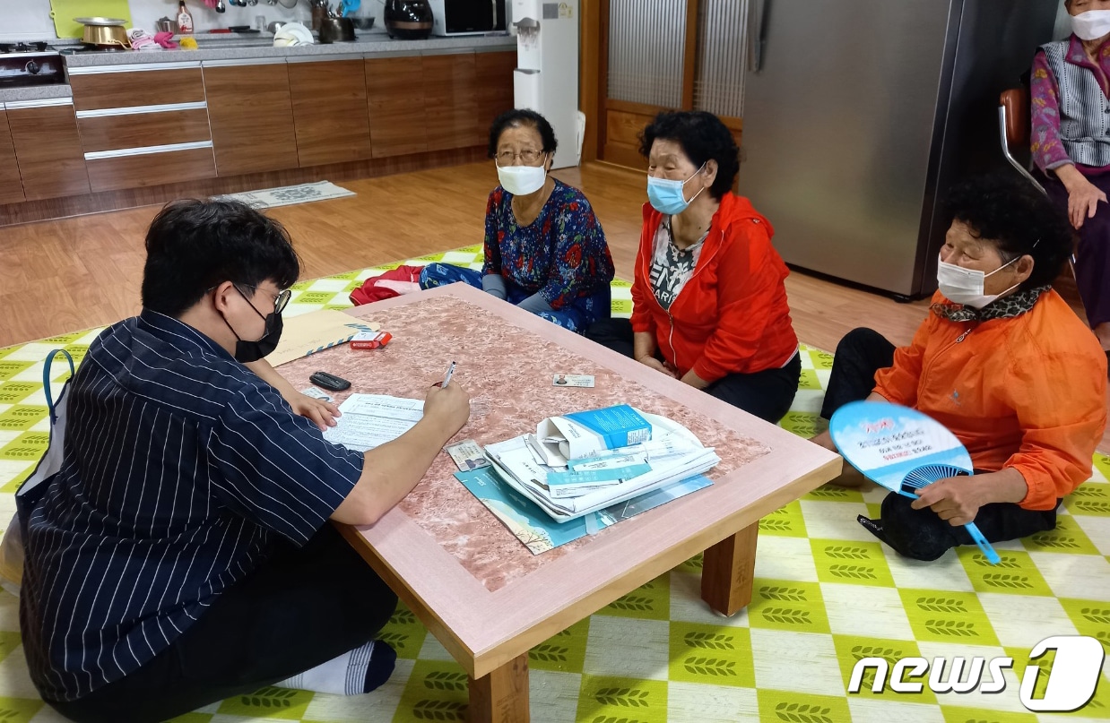 경북 포항시 남구 장기면 행정복지센터 직원들이 관내 고령자와 거동이 불편한 고령자 등을 위해 찾아가는 국민지원금 신청 서비스를 제공해 주민들이 반기고 있다. (남구 장기면제공)2021.9.15/ⓒ 뉴스1